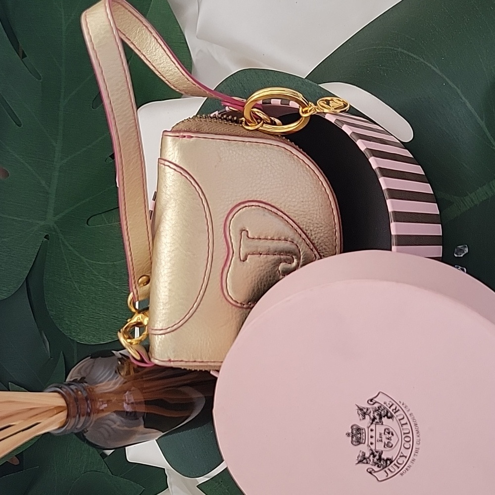 ✨️JUICY COUTURE✨️ gold and Pink Wristlet, W/box. - Picture 4 of 6